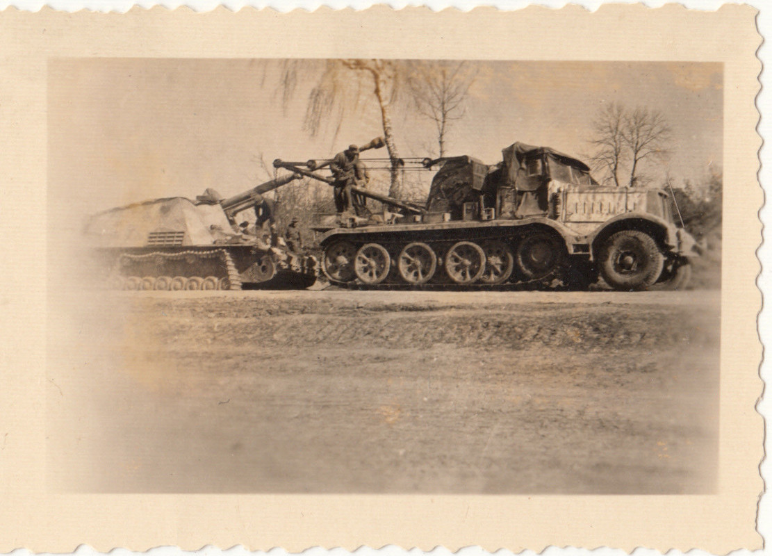 Foto 2.WK - Technik - deutsches SdKfz 164 (Nashorn) am Bergefahr