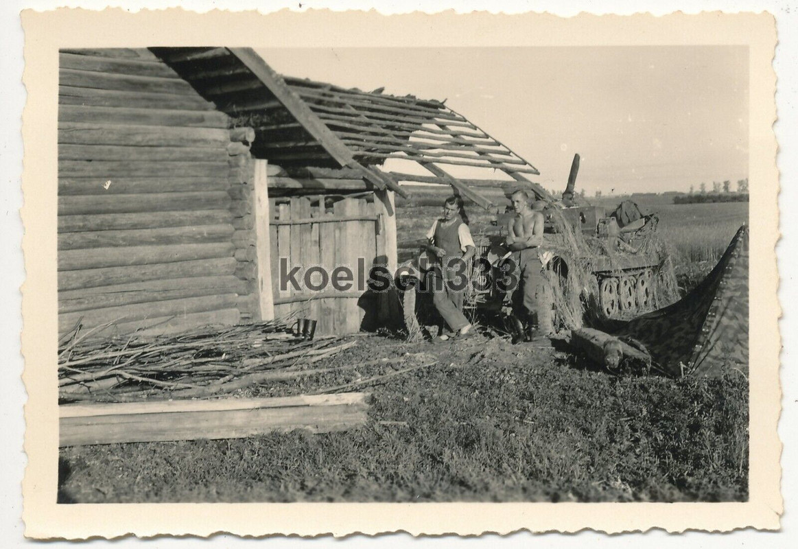 Foto Panzerjäger vor feldmäßig getarnter Panzer Halbkette an der Ostfront ... !