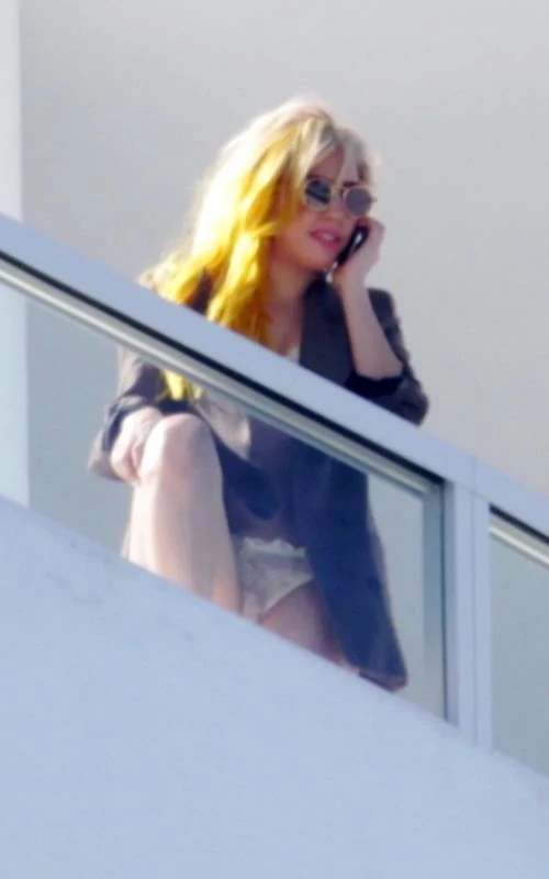 12-31-09-At-Hotel-balcony-in-Miami-002.w