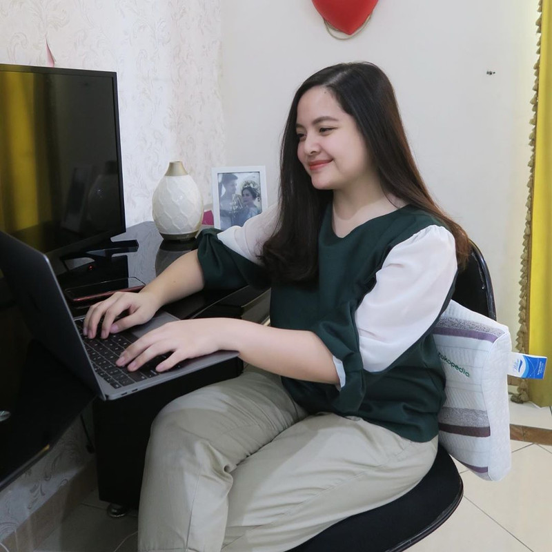 8 Seleb wanita Tanah Air lulus berpredikat cumlaude, panutan banget