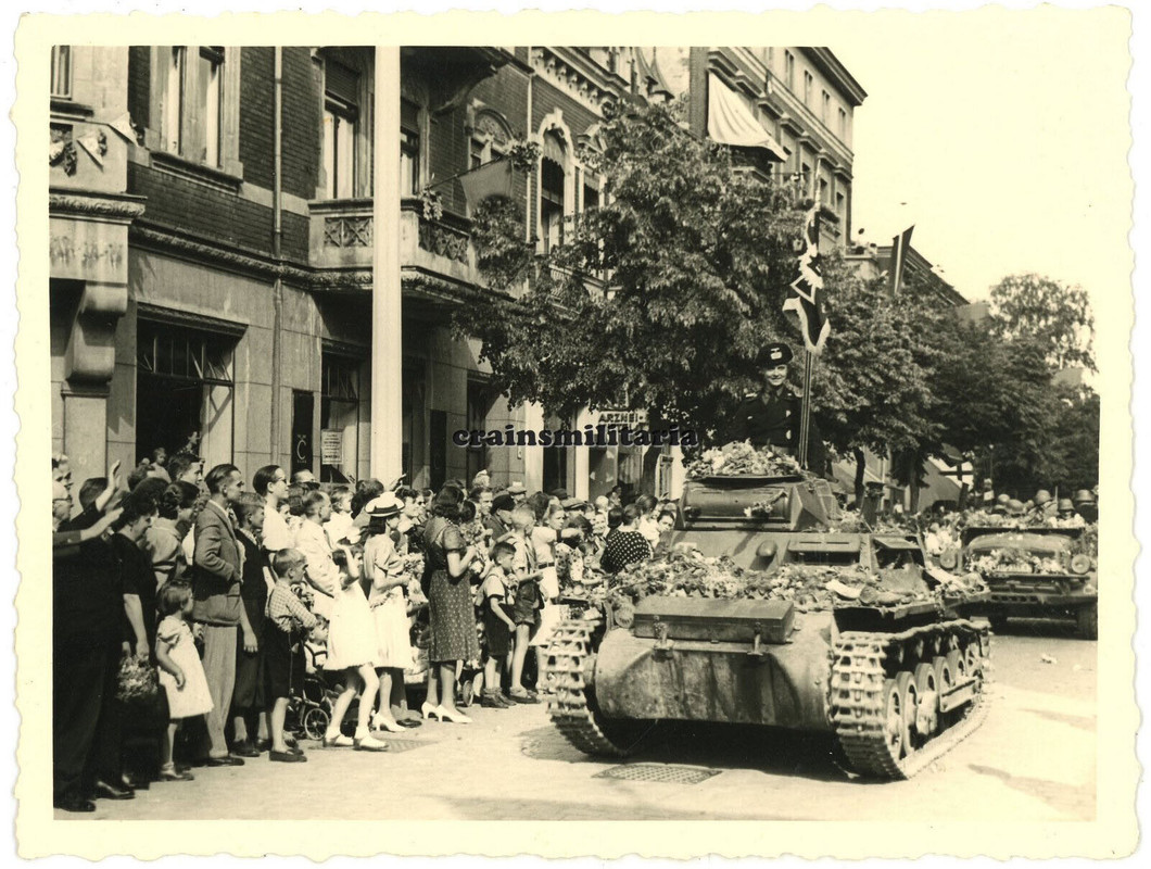 Orig. Foto Panzer I Tank Fahnenträger bei Parade in Rathenow 1940