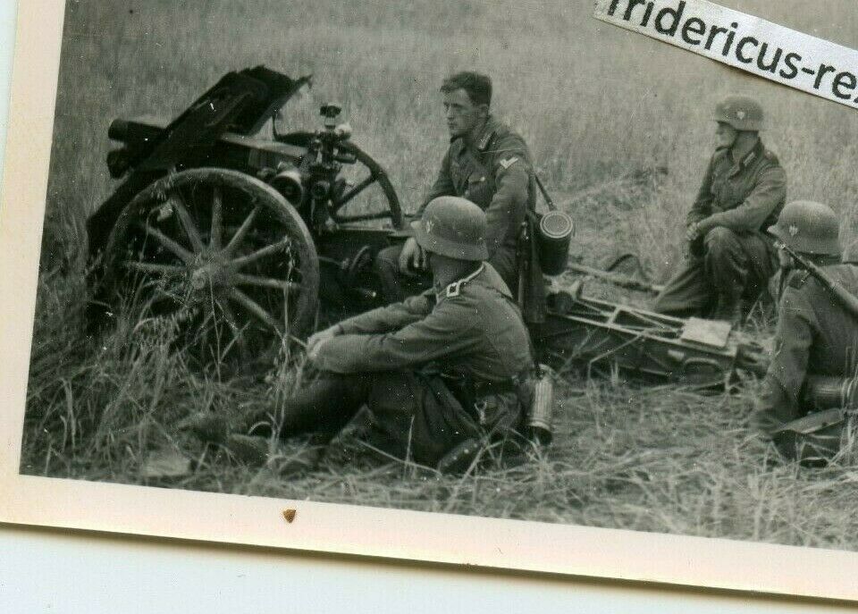 Foto WH Ostfront 7,5-cm leichtes Infanterie Geschütz 18 in Stellung