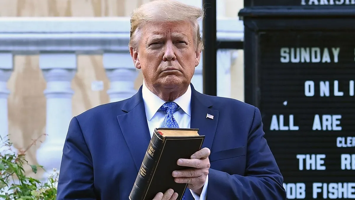 Para salir de pobre, Donald Trump lanza su propia Biblia y las vende en $60 dólares