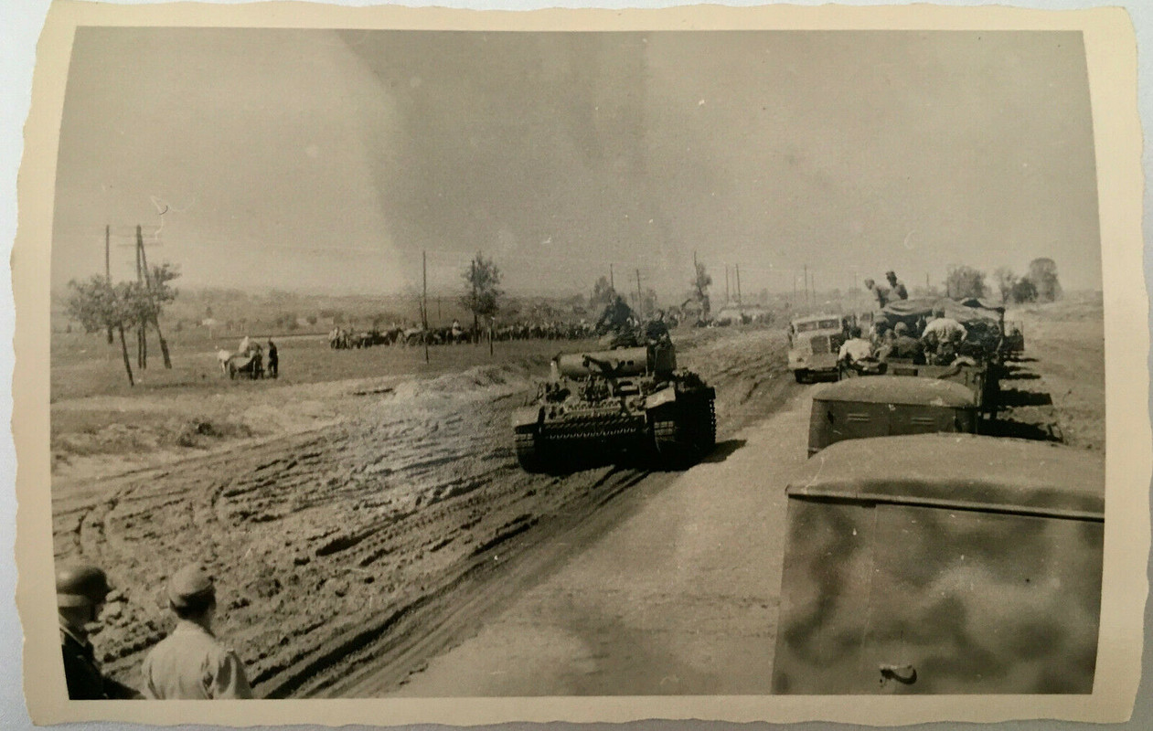 Panzer und Militärkonvoi Ukraine