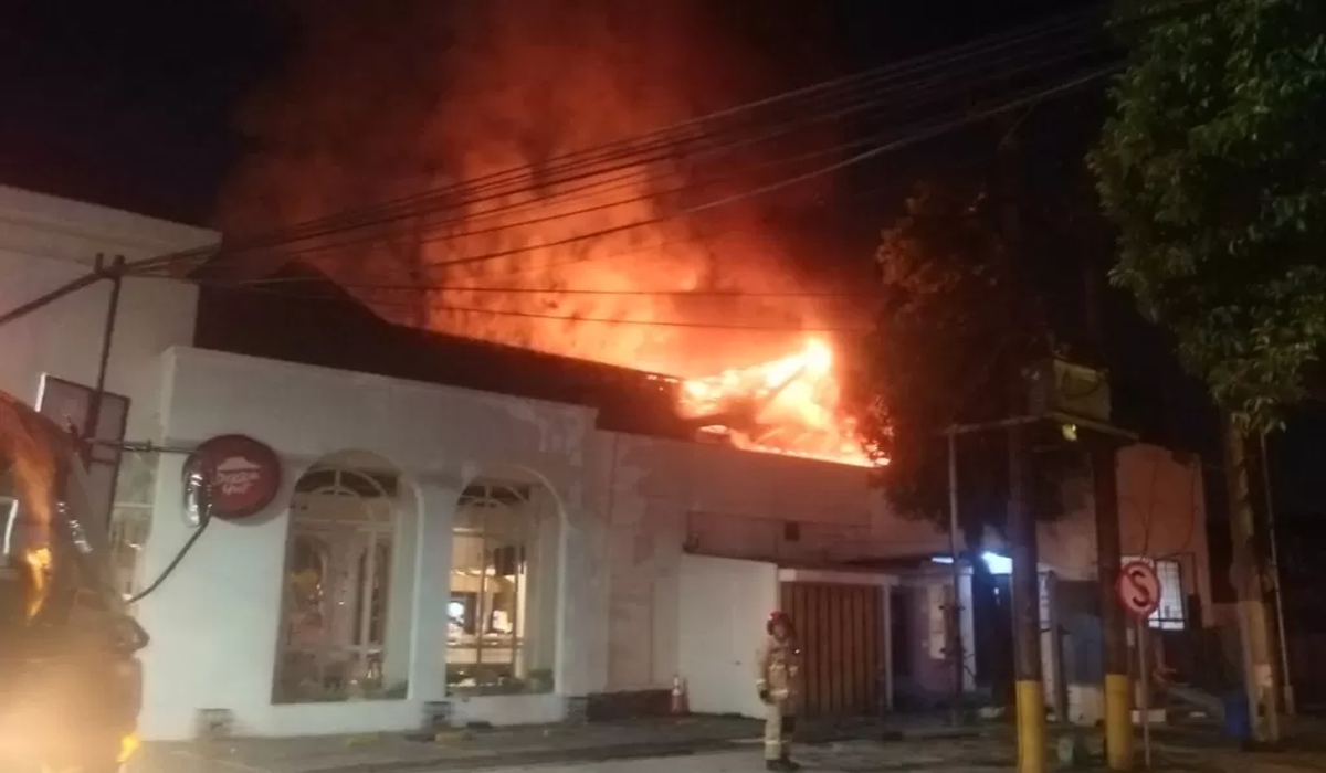 Kebakaran Hebat Pizza Hut Surabaya, Api Diduga Dari Dapur Lantai 2! Kebakaran Hebat Pizza Hut Surabaya, Api Diduga Dari Dapur Lantai 2!