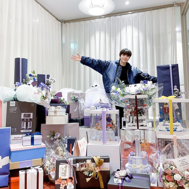 Hwang In Yeop beserta kado dari para penggemarnya