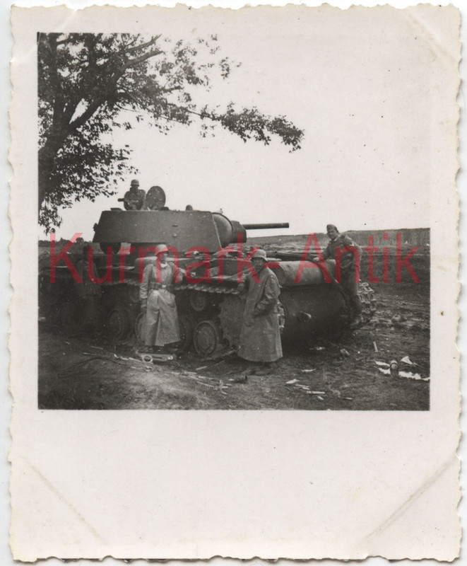 Foto Wehrmacht Schützen Reg.10 Russland Front Beute Panzer KW1