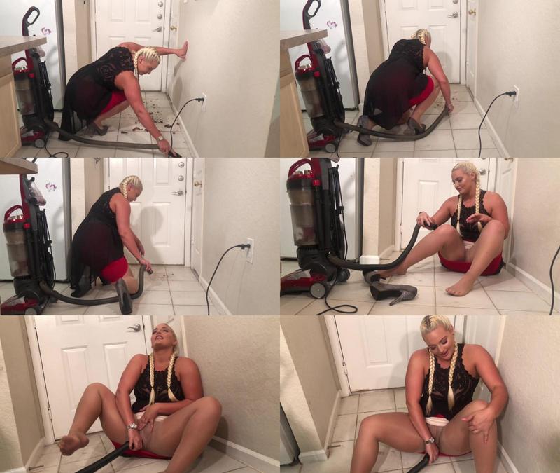 Macy_Cartel_-_Housewife_Vacuum_Masturbation_-_Manyvids