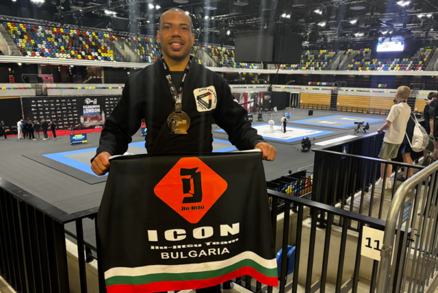 Българският флаг на почетната стълбичка в два турнира на Abu Dhabi JiuJitsu Pro