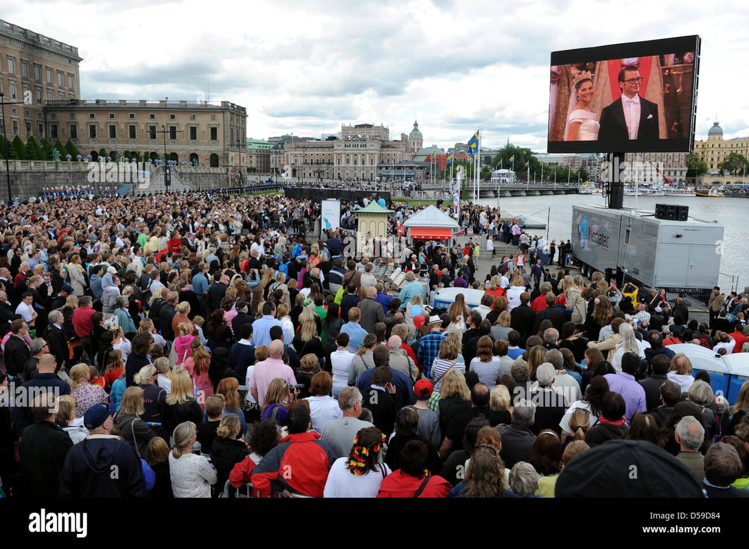 spectators-watch-the-wedding-of-swedish-crown-princess-victoria-and-D59D84