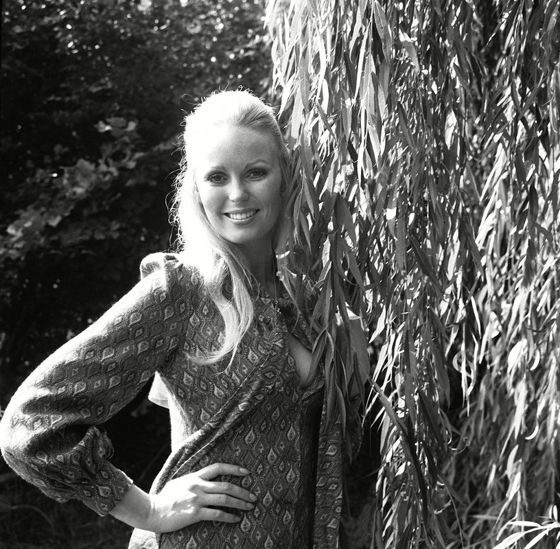 Veronica_Carlson_a04