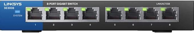 Switch Linksys SE3008 de 8 puertos en un escritorio.