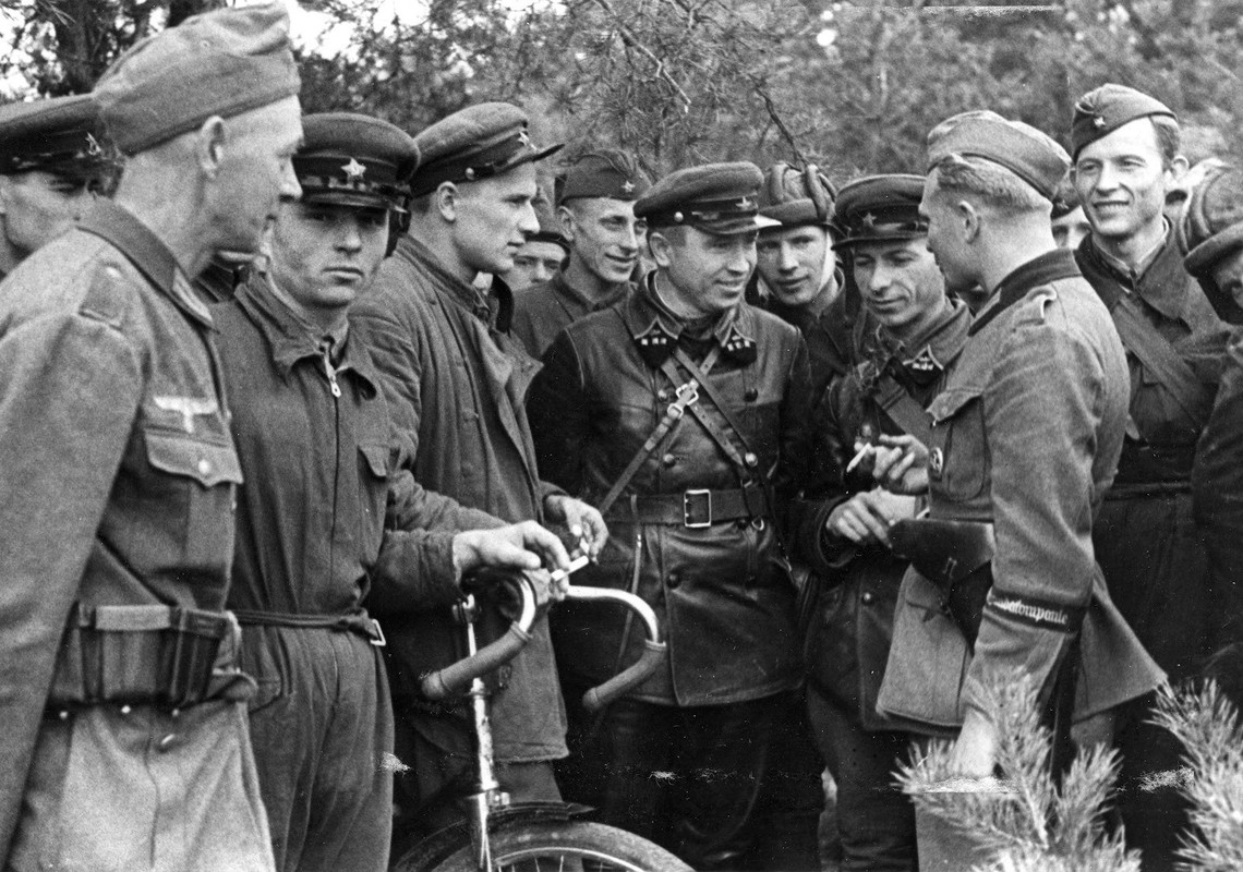 https://i.postimg.cc/6pmqpJK8/Desfile-conjunto-nazi-sovi-tico-en-Brest-Livosk-Polonia-22-de-septiembre-de-1939-36115519374-Naz.jpg