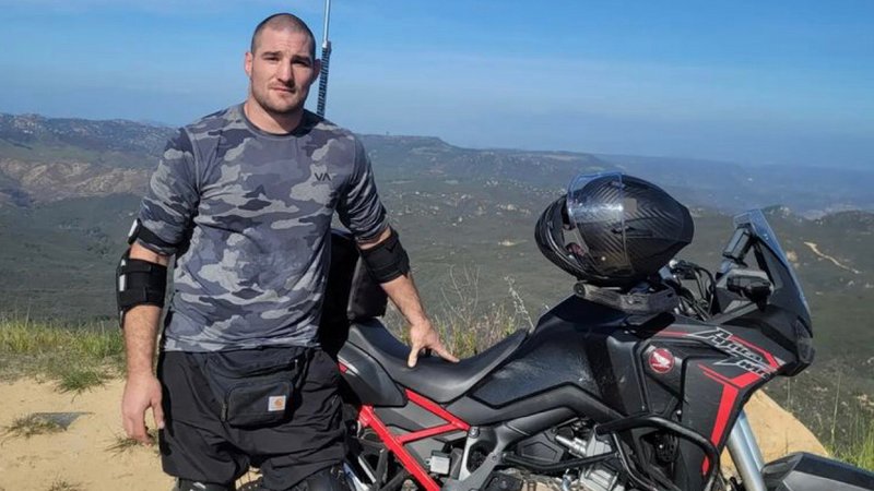 Стрикланд: Създаваме младежи, които мислят, че колите и дрехите са най-важни