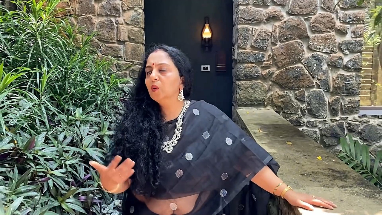 Sindhu Krishna Big Navel in saree.mp4_snapshot_01.52.169