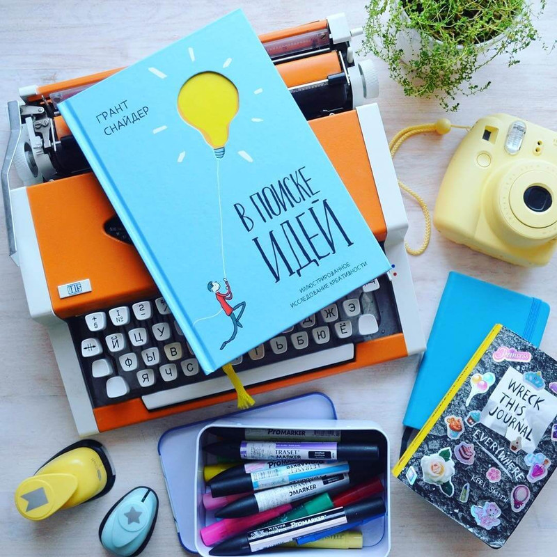 مجموعة كتب منشورة على انستغرام