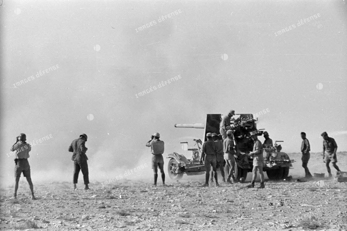 Un canon de 8,8 cm FlaK tire en position, attelée à son avant-train.1