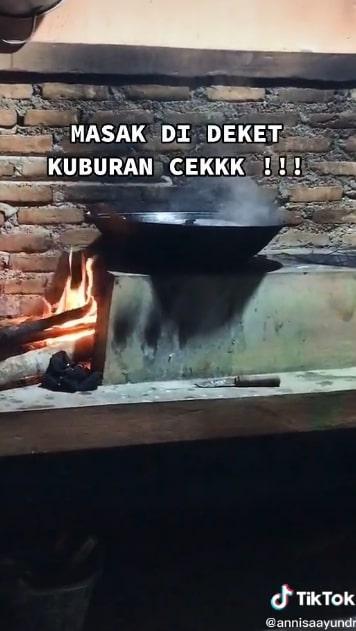 Kisah kuburan berada di dapur.