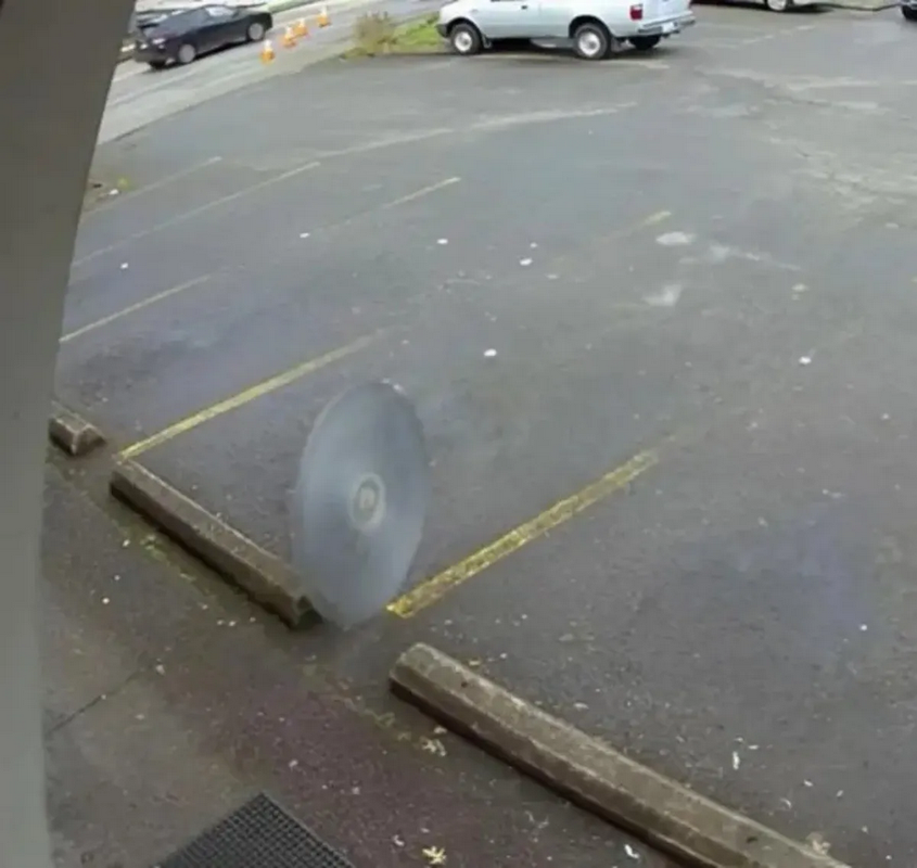 ¡Increíble! Sierra gigante vuela y casi mata a un hombre en una cafetería (VIDEO)