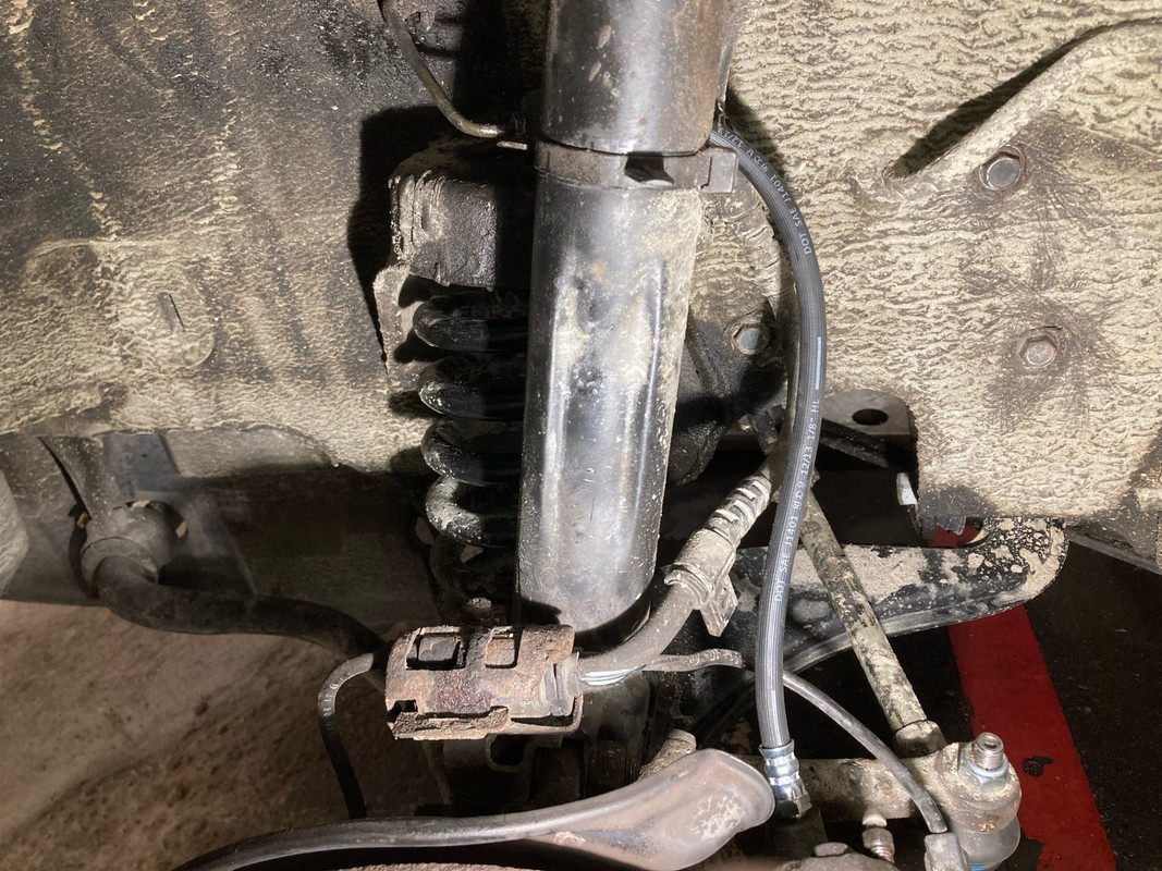 ny bromsslang vänster fram