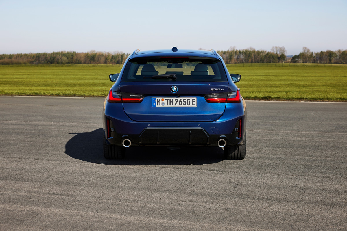 P90462530_highRes_the-new-bmw-330e-tou