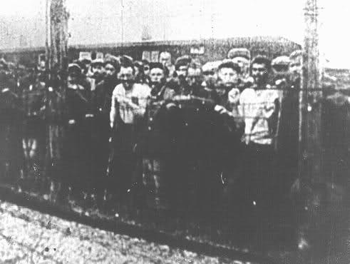 Prisioneros de guerra soviéticos, supervivientes del campo de Majdanek, en el momento de liberación del campo. Polonia, julio de 1944