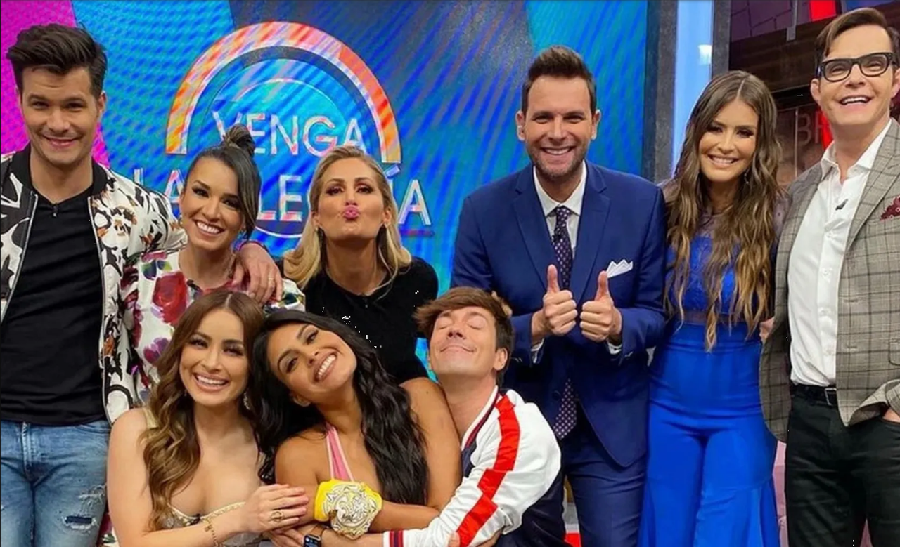 Exconductor de Hoy traiciona a Televisa y llega Venga la Alegría en esta edición