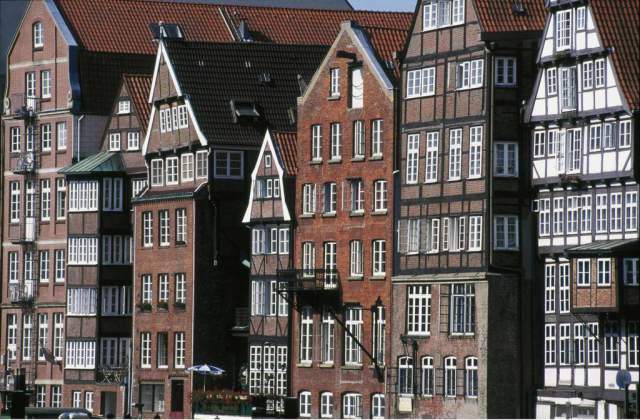 37_64149~werner-dieterich-(f1-online)_haeuser-an-der-deichstrasse-nikolaifleet-fachwerkhaeuser-fachw