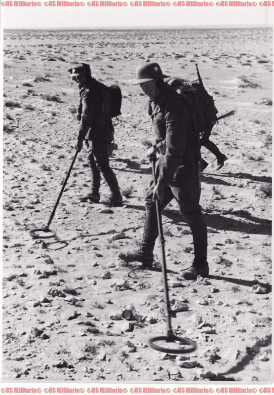 deutsche Soldaten mit Minensuchgerät El Agheila 1942 Afrikakorps DAK