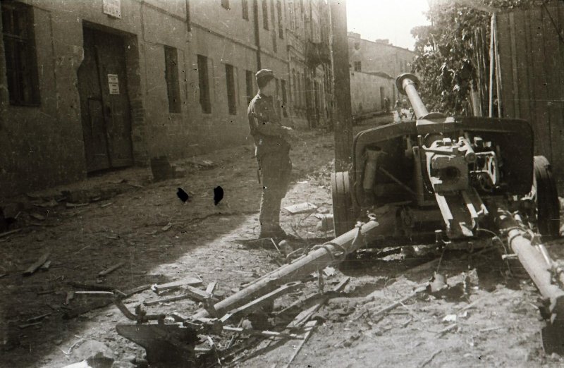 Брошенная немецкая 75-мм пушка pak-40.