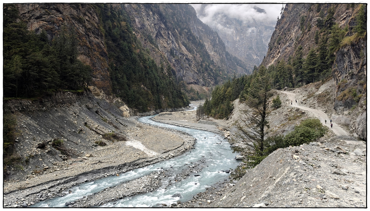 Trekking en Nepal: Annapurna Circuit y Mardi Himal - Blogs de Nepal - AC día 2: Chame (2730 m) a Upper Pisang (3320 m) (5)
