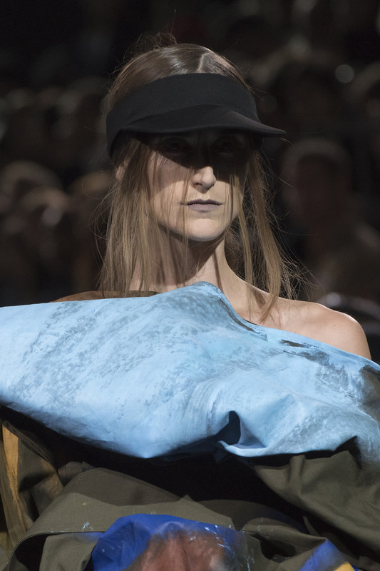 Daiane-Conterato-Yohji-Yamamoto-SS2019-Paris-details-02