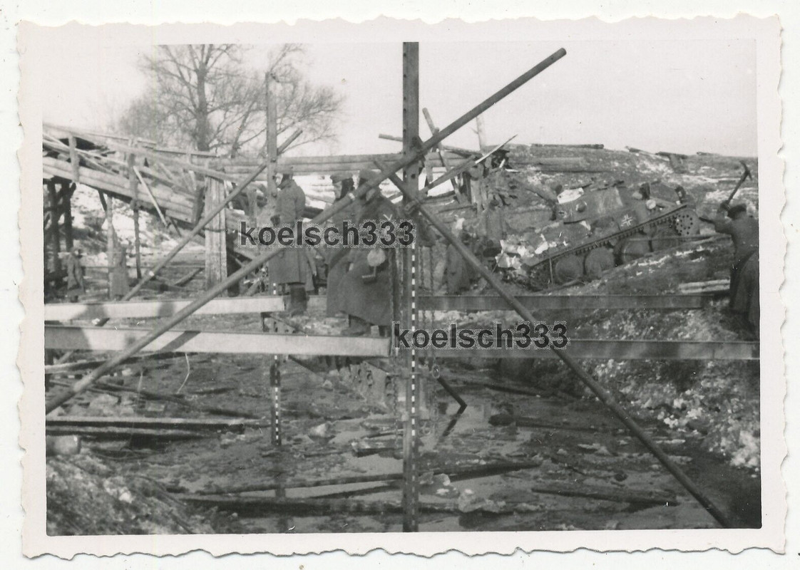 Foto Panzer 38(t) der Wehrmacht neben einer Kriegsbrücke an der Ostfront ... (2)