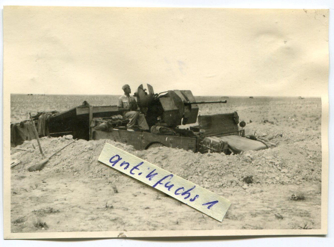 eingegrabener Kübel mit Flak-Geschütz des Afrika