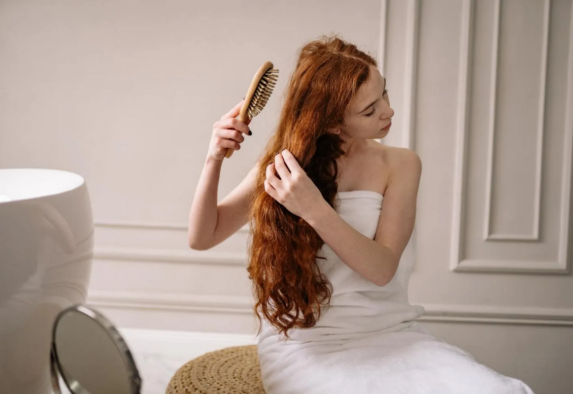 Limpia y desinfecta tus cepillos de cabello con este truco de vinagre