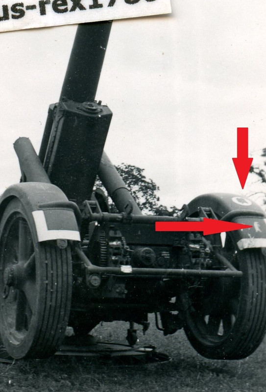 Foto WH Ostfront Ukraine Lemberg schw. Geschütz 21 cm Mörser mit Div. Wappen.