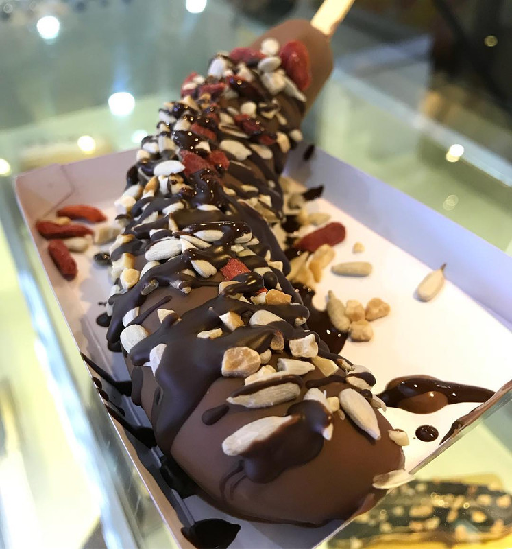 Pisang celup cokelat dengan aneka topping manis