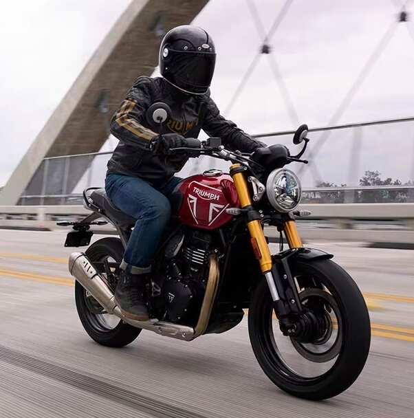 Triumph Thruxton 400 रेंडर