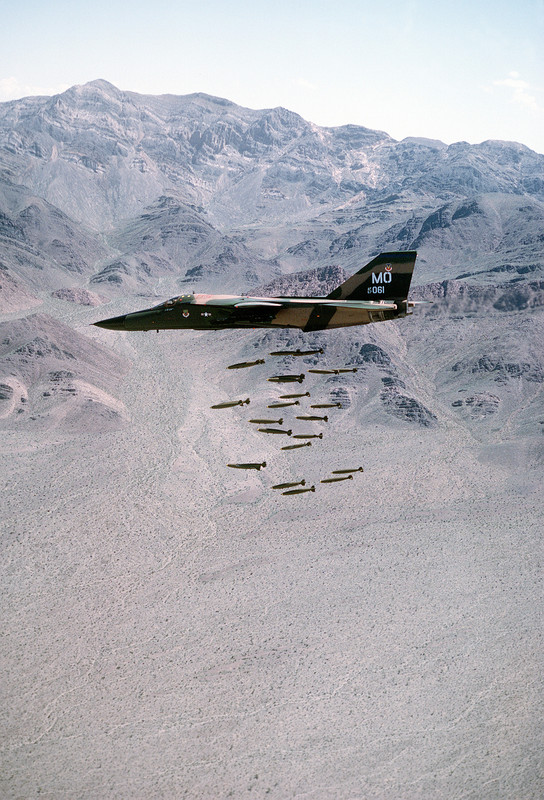 F-111A_dropping_MK82
