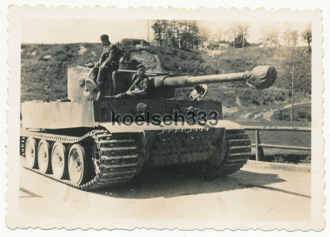 Foto schwerer Tiger Panzer auf einer Kriegsbrücke an der Ostfront !!