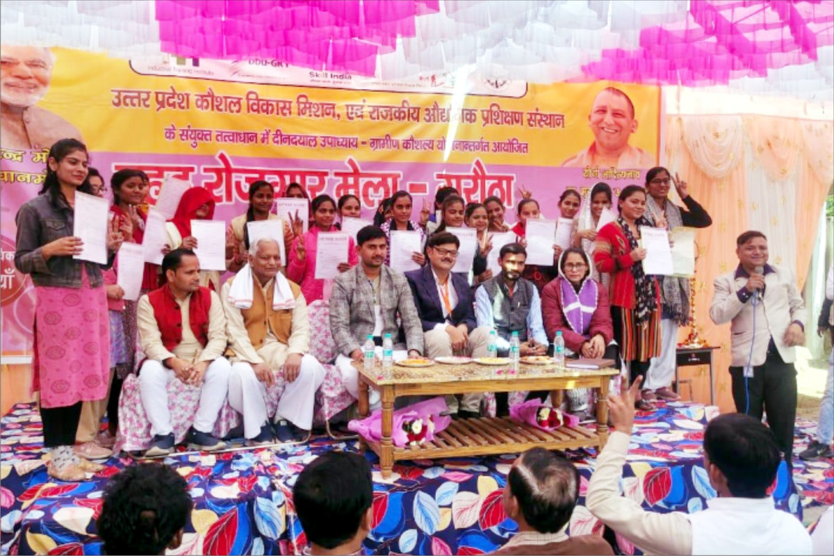 विश्व हिंदू परिषद दुर्गा वाहिनी मातृशक्ति ने झांसी महानगर में बाटें अक्षत (पीले चावल) 