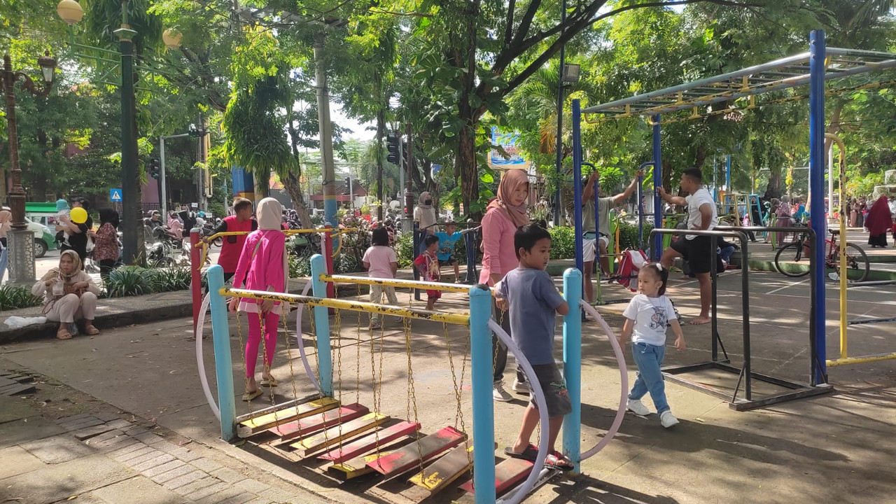 Kawasan Alun-alun Lamongan yang asyik jadi tempat rekreasi saat akhir pekan.