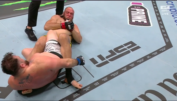 Валтер Уокър за 4-ти пореден път спечели с heel hook в 1-вия рунд