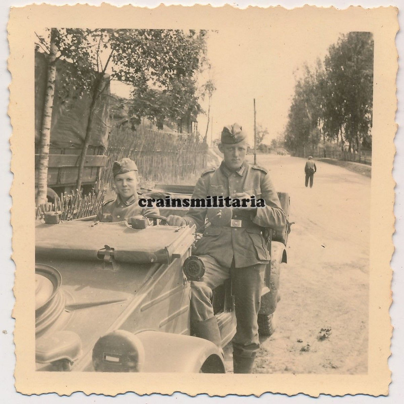 Orig. Foto Soldaten mit Volkswagen Kübelwagen Typ 82 Pkw in Russ