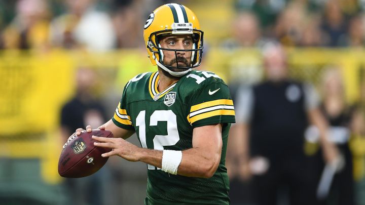 Aaron Rodgers de los Green Bay Packers da positivo a COVID-19