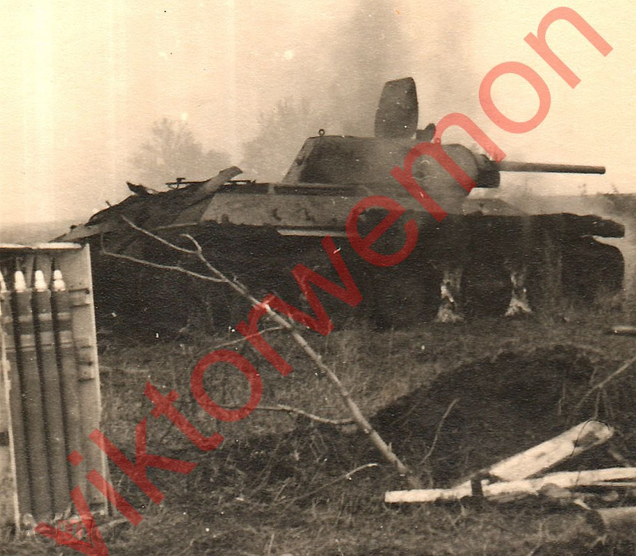Поле боя Горит советский танк Т-34 .