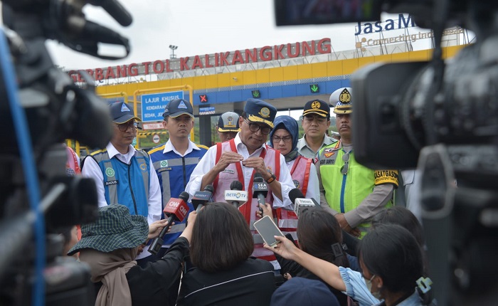 Menhub Budi Karya saat meninjau Gerbang Tol Kalikangkung Km 414, Semarang, Jawa Tengah, Jumat (21/4/2023) atau H-1 jelang Lebaran.