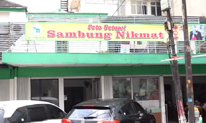 Soto Betawi Sambung Nikmat berlokasi di Jalan Ciputat Raya Nomor 2, Pondok Pinang, Kebayoran Lama, Jakarta Selatan, DKI Jakarta.