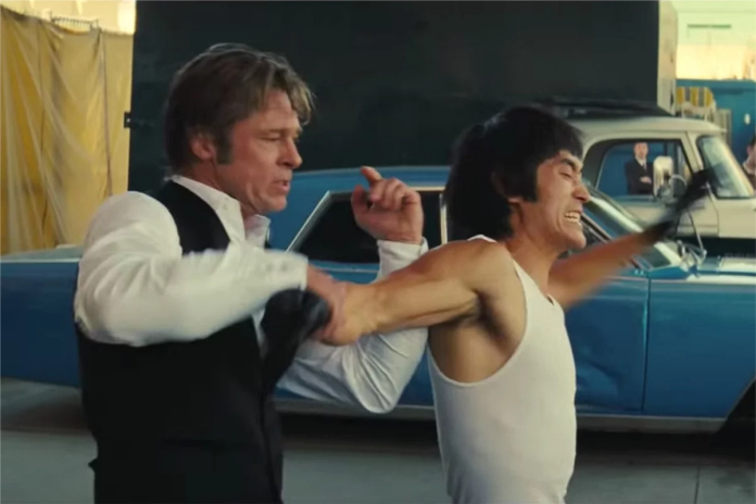 Brad Pitt dan Mike Moh sebagai Bruce Lee dalam 