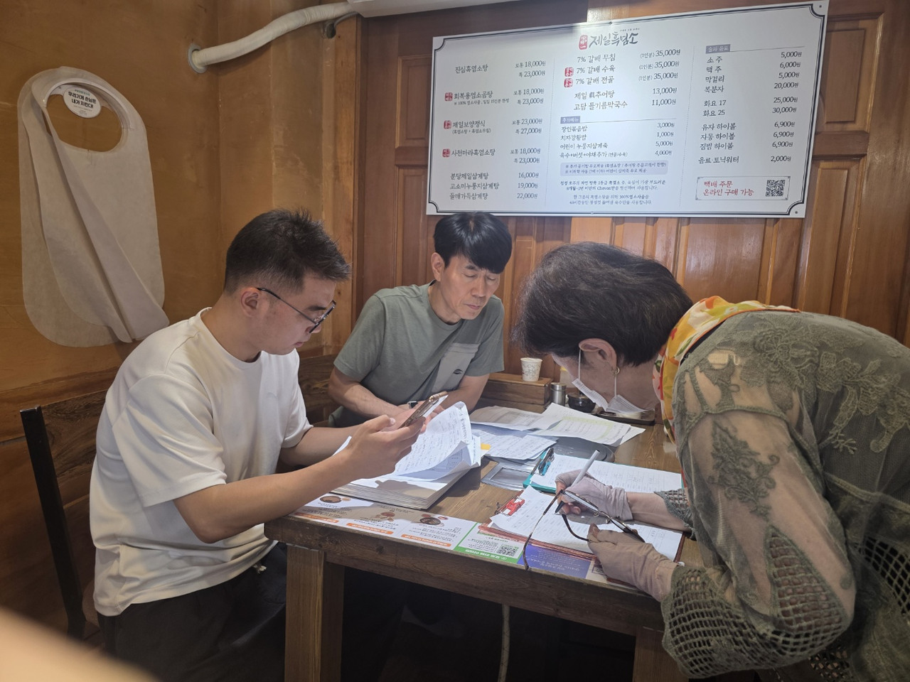식사 지원 및 서류 준비하는 직원들